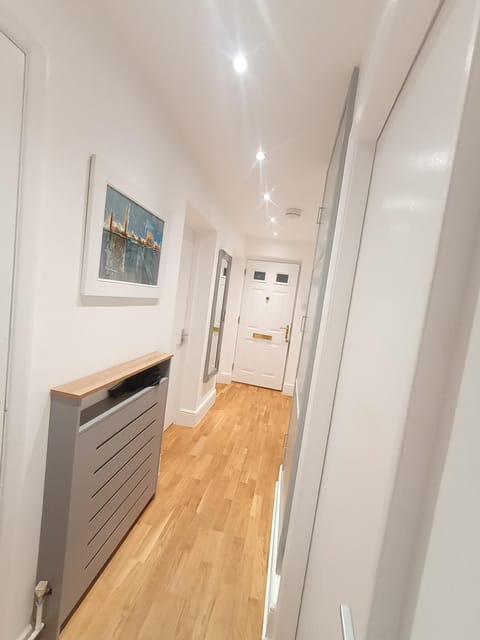 Oxfords 5 Star Lux 2 bedroom Flat near JR 5 pax, permit parking Apartment in Oxford