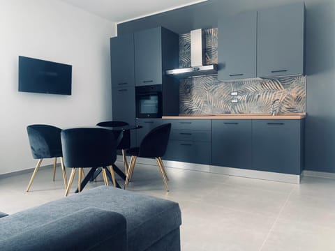 TV and multimedia, Kitchen or kitchenette, Living room, Seating area, Dining area