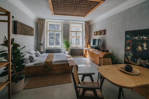 Bed, TV and multimedia, Seating area, Bedroom