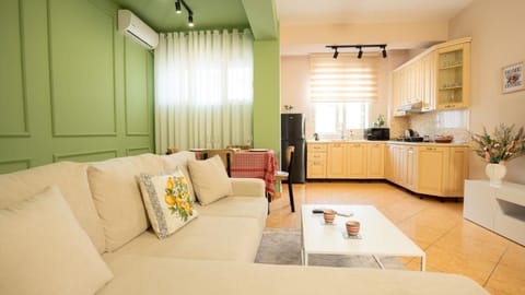 TV and multimedia, Coffee/tea facilities, Kitchen or kitchenette, Living room, Seating area, Dining area