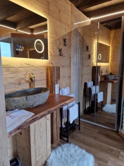 Shower, Bathroom, towels