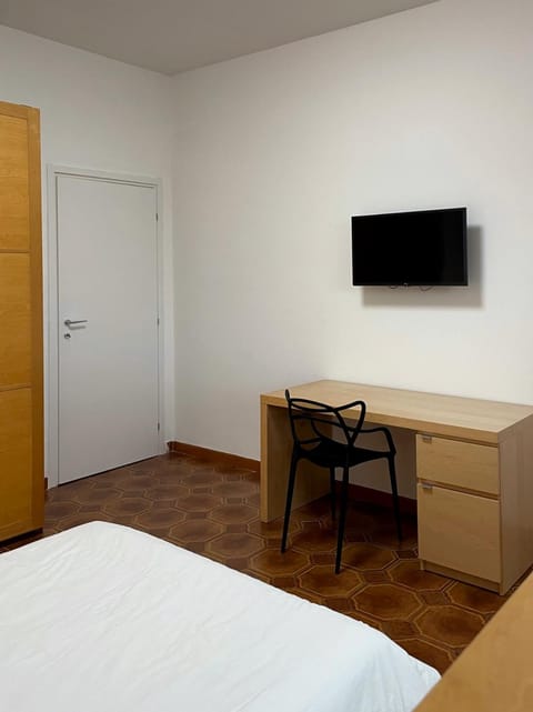 Bed, TV and multimedia, Bedroom