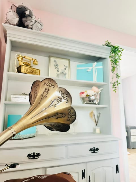 The Twin Flats, Audrey and Far East Escape Apartment in Salem