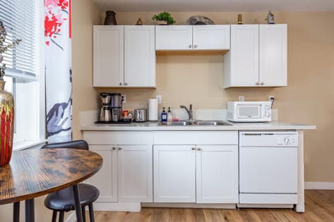 The Twin Flats, Audrey and Far East Escape Apartment in Salem