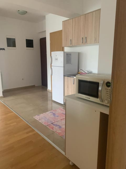 Kitchen or kitchenette, minibar, stove