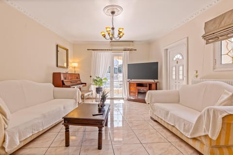 Communal lounge/ TV room, TV and multimedia, Living room, Photo of the whole room, Seating area, Evening entertainment, air conditioner