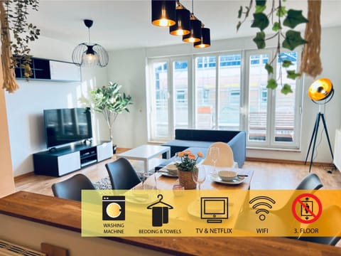 TV and multimedia, Living room, Dining area, Food