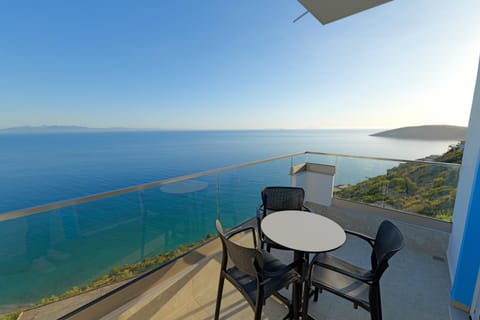 View (from property/room), Balcony/Terrace, Landmark view, Sea view