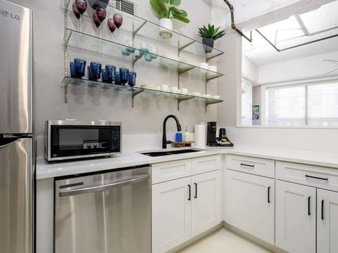 Coffee/tea facilities, Kitchen or kitchenette, dishwasher