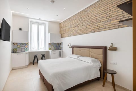 Bed, TV and multimedia, Kitchen or kitchenette, Photo of the whole room, Bedroom