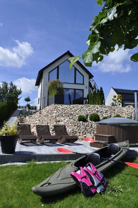 Property building, Patio, Garden, Seating area, Garden view, sunbed