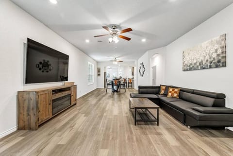 Communal lounge/ TV room, TV and multimedia, Living room, Seating area, Evening entertainment, fireplace