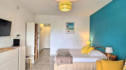 Bed, TV and multimedia, Photo of the whole room, Seating area, Bedroom