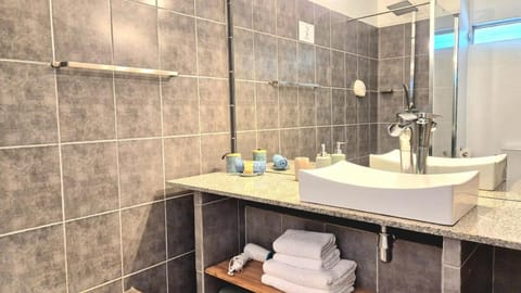 Shower, Bathroom, towels