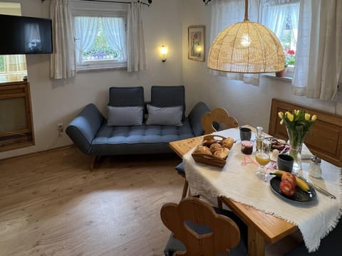 TV and multimedia, Seating area, Dining area