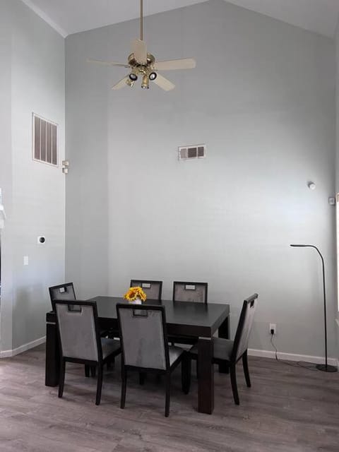 Entire 3 BR & 2 BA house for business and family House in Modesto