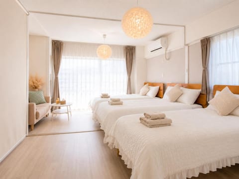 Bed, Bedroom, towels