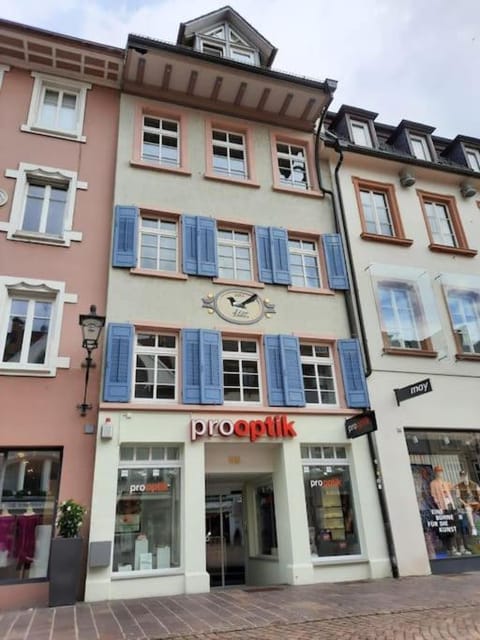 Property building, Restaurant/places to eat, City view, Location