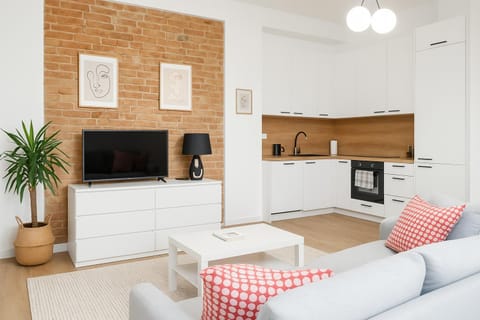 TV and multimedia, Kitchen or kitchenette, Living room, Seating area, Dining area, stove