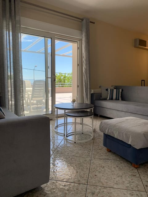 View (from property/room), Balcony/Terrace, Living room, Photo of the whole room, Seating area, Sea view, air conditioner