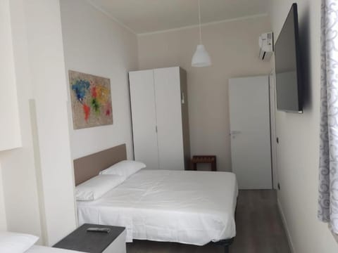 Bed, TV and multimedia, Photo of the whole room, Bedroom, wardrobe