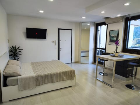 Bed, TV and multimedia, Seating area, Bedroom