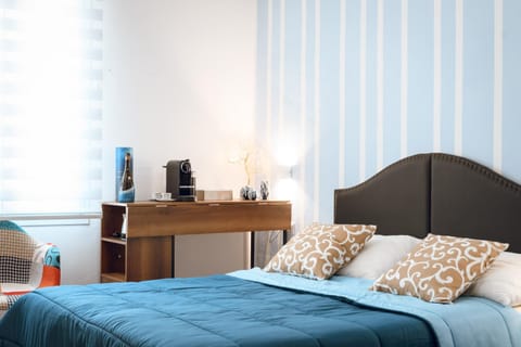 Spring, Bed, Summer, Photo of the whole room, Decorative detail, Bedroom, Breakfast, Seasons, microwave, sunbed