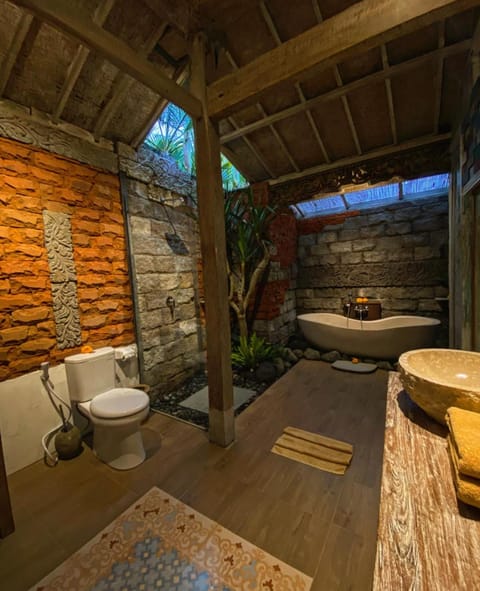Toilet, Hot Tub, Bathroom