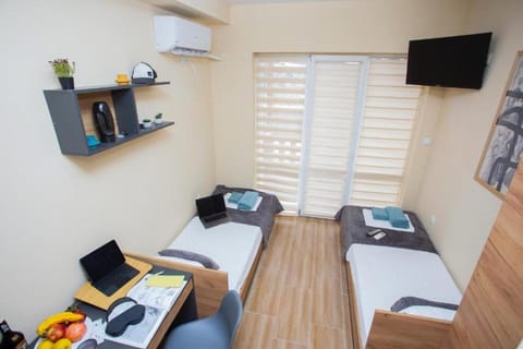 Bed, TV and multimedia, View (from property/room), Living room, Photo of the whole room, Seating area, Bedroom, air conditioner