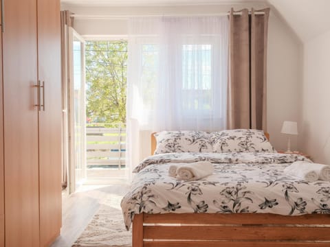 Bed, Bedroom, towels