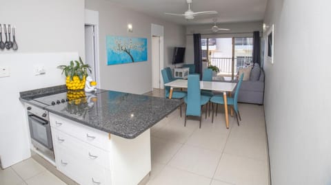 Kitchen or kitchenette, Living room, Seating area, Dining area, oven, stove