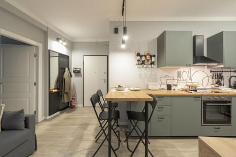 Kitchen or kitchenette, Dining area, dishwasher, oven, pet friendly, stove