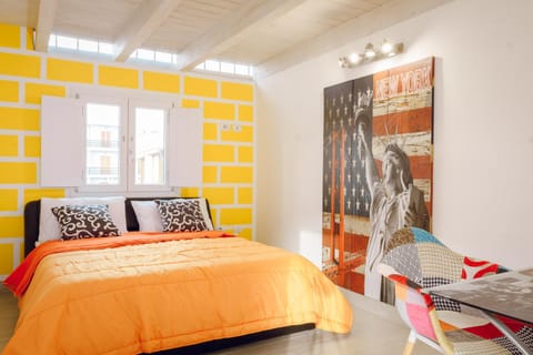 Bed, Living room, Photo of the whole room, Seating area, Bedroom