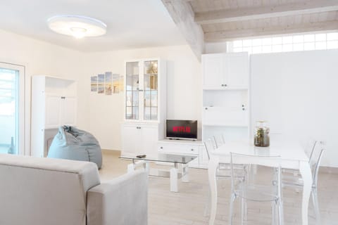 TV and multimedia, Kitchen or kitchenette, Living room, Seating area, Dining area, minibar