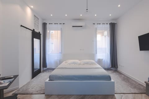 Bed, TV and multimedia, Photo of the whole room, Bedroom, air conditioner