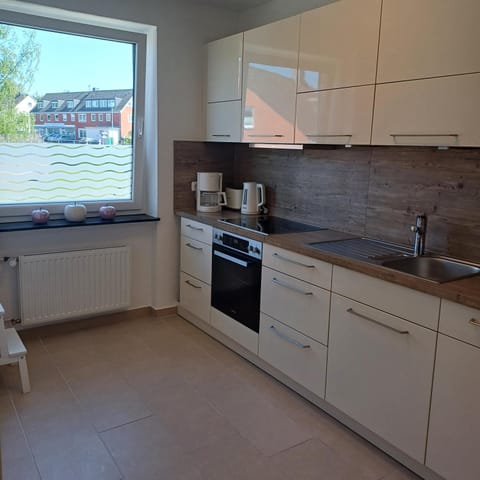 Coffee/tea facilities, Kitchen or kitchenette, dishwasher, oven, stove, toaster