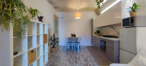 Kitchen or kitchenette, Living room, Dining area, minibar, pet friendly