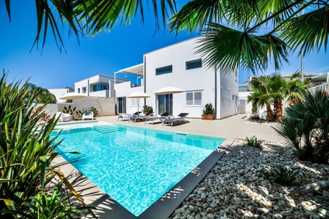 Property building, Day, Garden, Garden view, Swimming pool