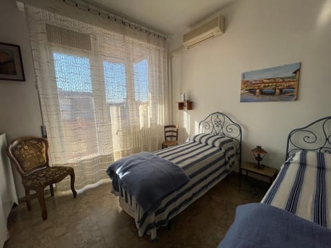 Bed, Living room, air conditioner