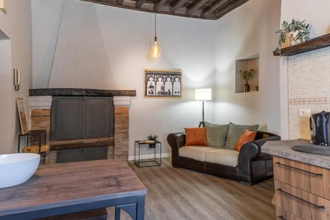 TV and multimedia, Kitchen or kitchenette, Living room, Seating area, Dining area