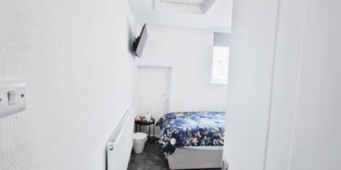 Bed, TV and multimedia, Bedroom