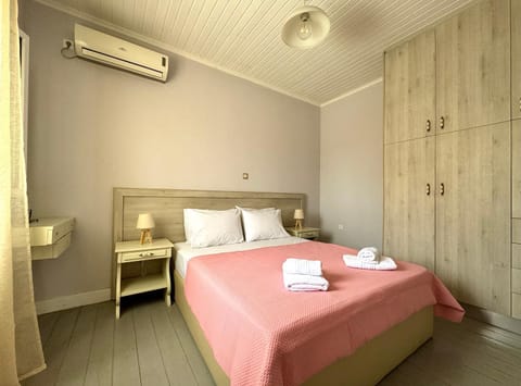 Bed, Photo of the whole room, Bedroom, towels, wardrobe, air conditioner
