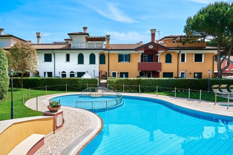 Property building, Garden, Garden view, Pool view, Swimming pool, sunbed