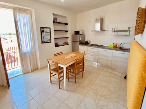 Kitchen or kitchenette, Dining area, minibar, stove