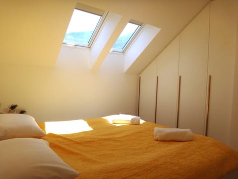 Bed, Bedroom, towels