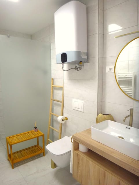 Shower, Toilet, Bathroom, towels