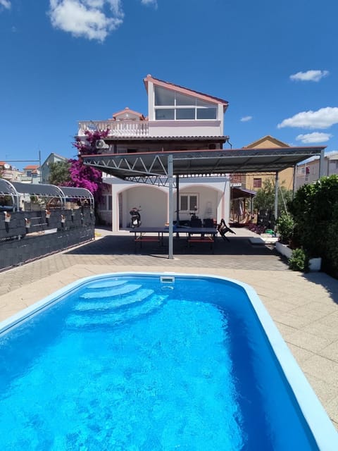 Property building, Table tennis, Seating area, Swimming pool