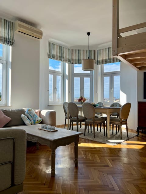 Day, Summer, TV and multimedia, Living room, Seating area, Dining area, City view, fireplace, internet, air conditioner