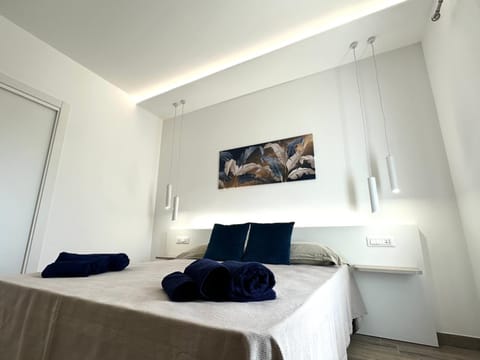 Bed, towels