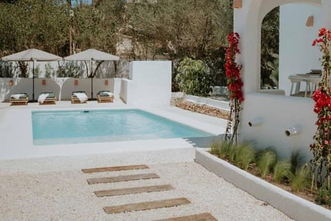 Garden view, Pool view, Swimming pool, sunbed